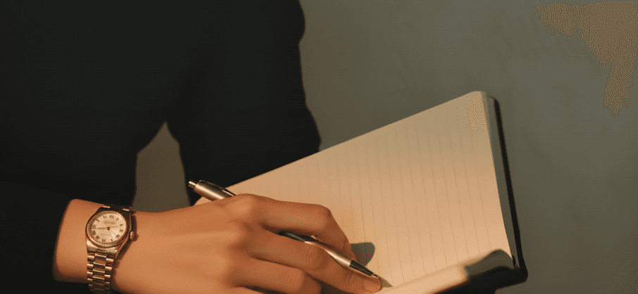 Manos de mujer con cuaderno planificando viaje